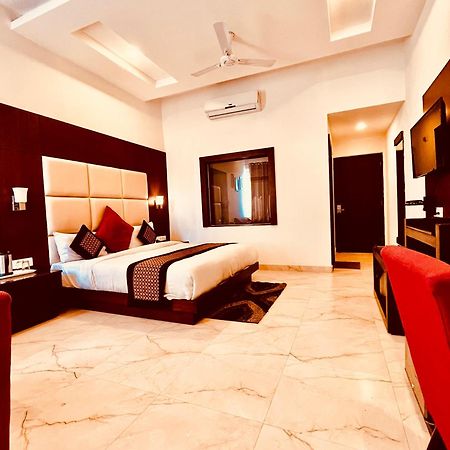 Hotel The Onix Dehradun Eksteriør bilde