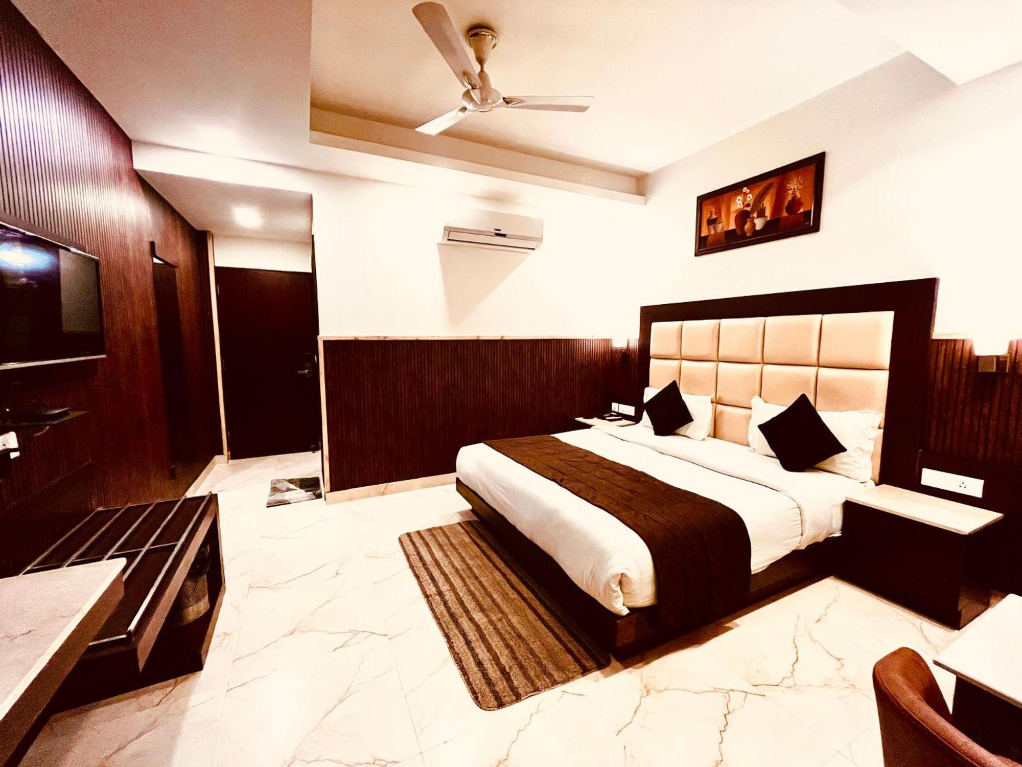 Hotel The Onix Dehradun Eksteriør bilde
