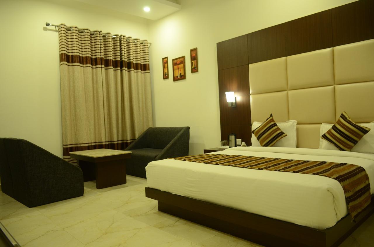 Hotel The Onix Dehradun Eksteriør bilde