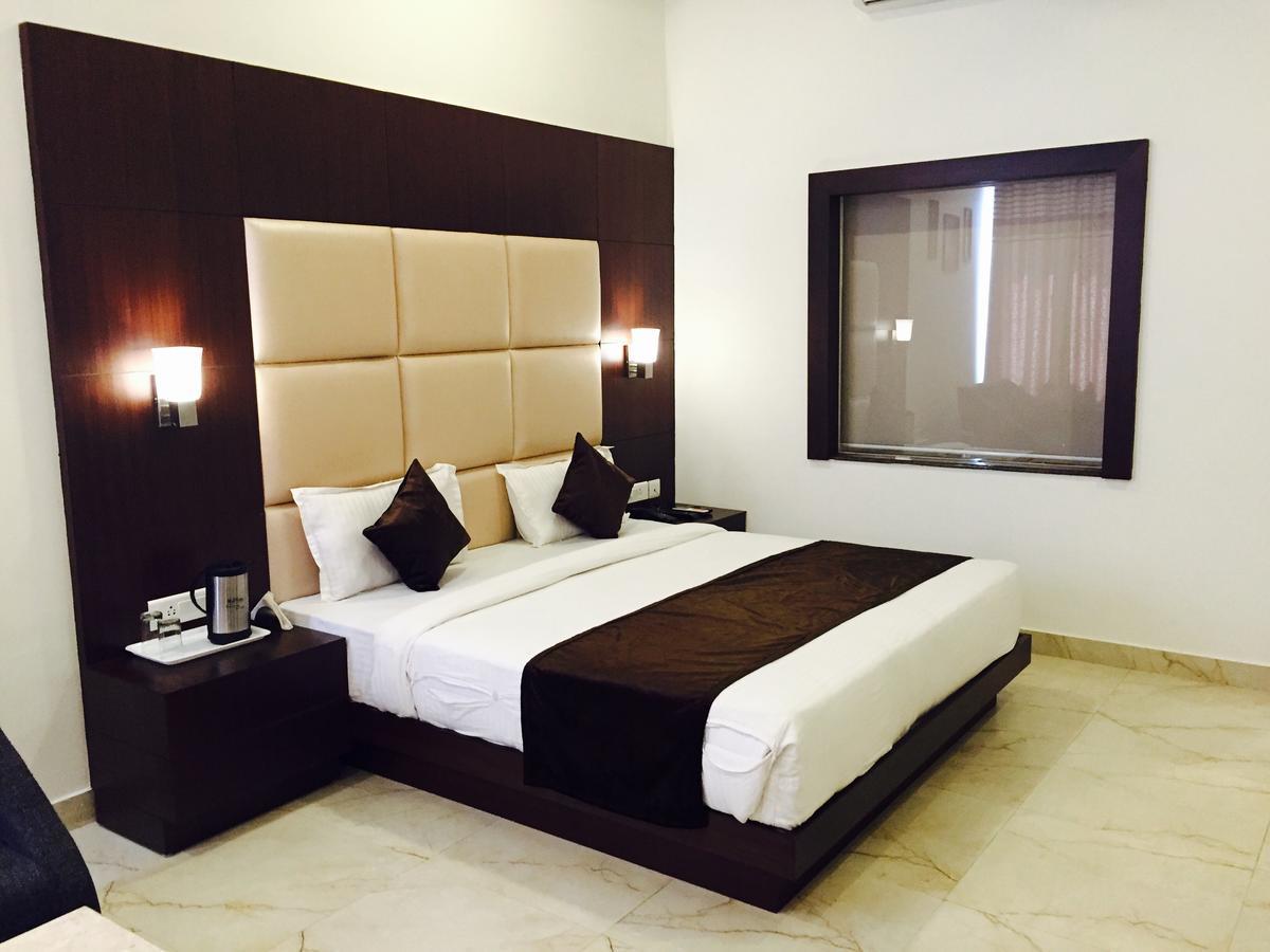 Hotel The Onix Dehradun Eksteriør bilde